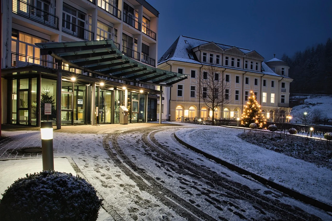 Rezerwacja noclegu z widokiem na góry: https://www.termycieplickie.pl/rezerwacja_torow