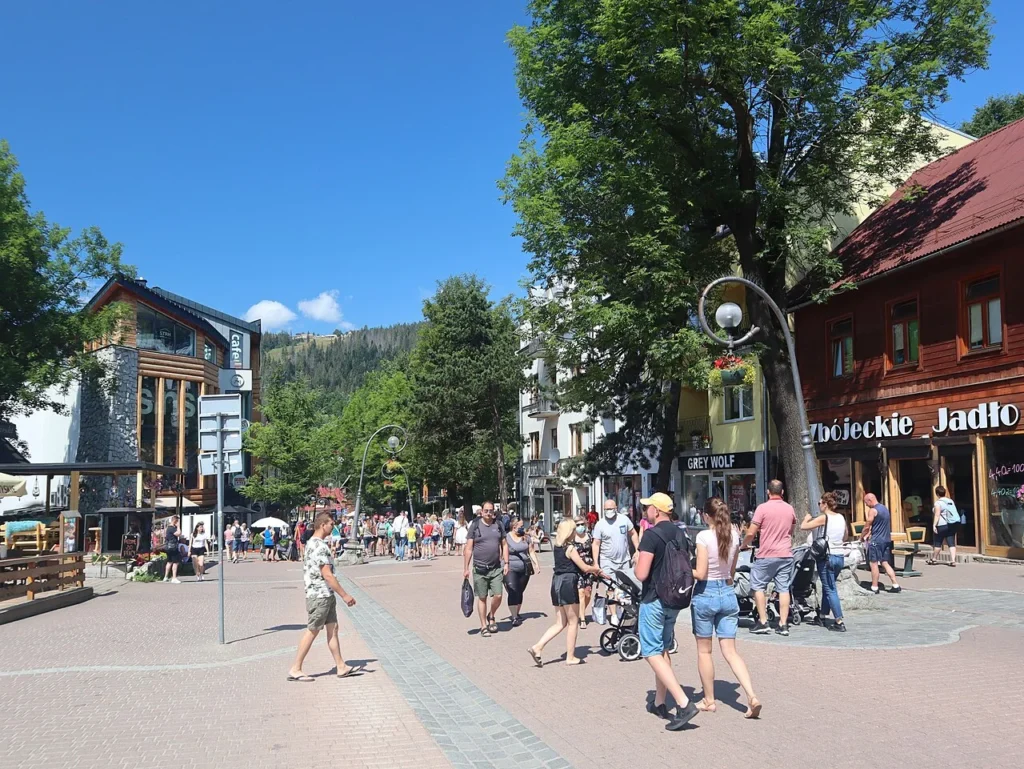 Deptak Krupówki w centrum Zakopanego latem