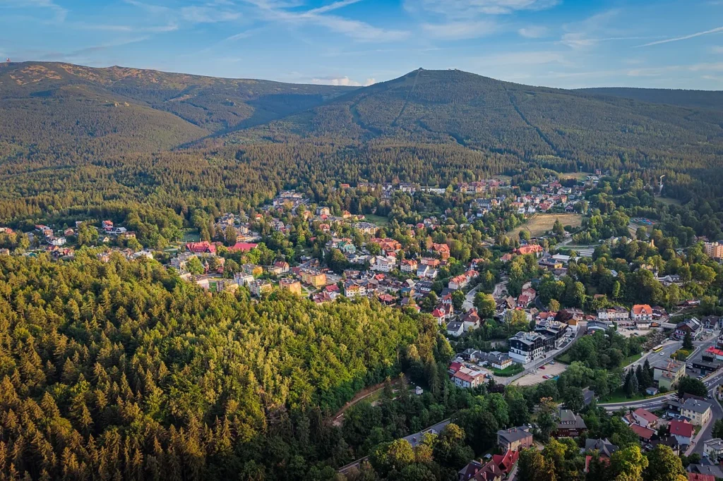Panorama Szklarskiej Poręby ze Szrenicą i Śnieżnymi Kotłami