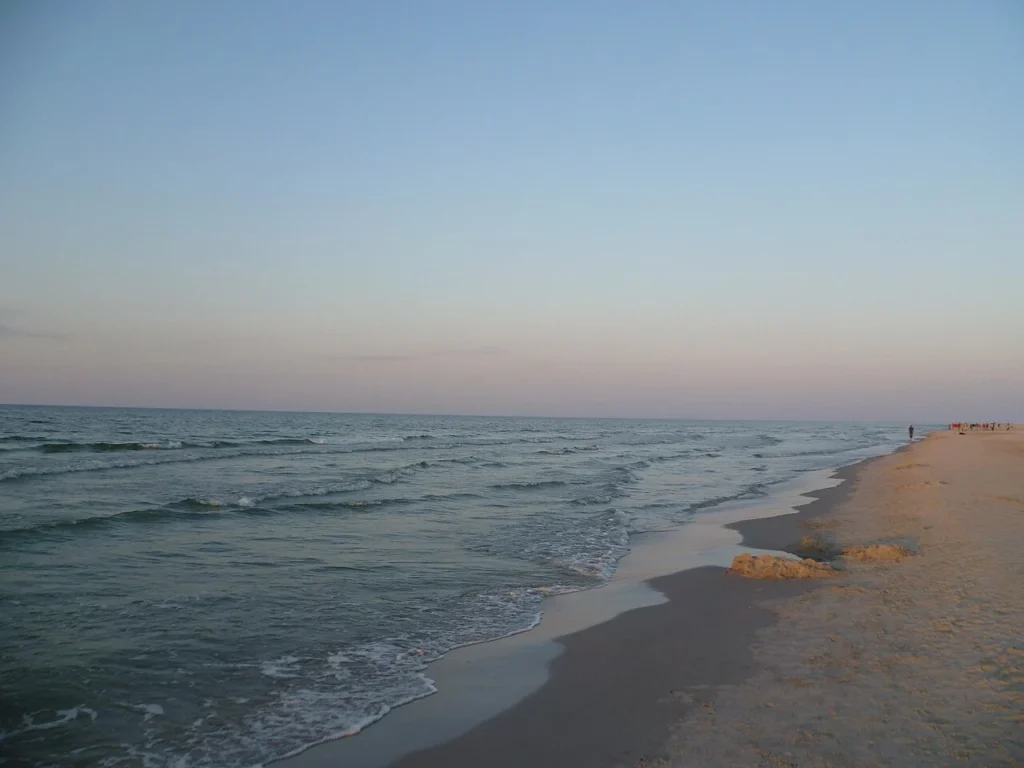 Plaża w Jastarni na Półwyspie Helskim o zachodzie słońca